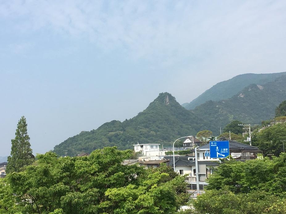 由並城