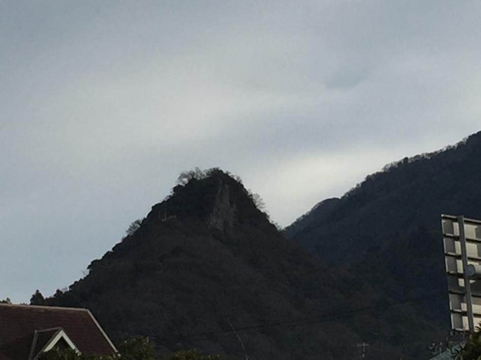 由並城