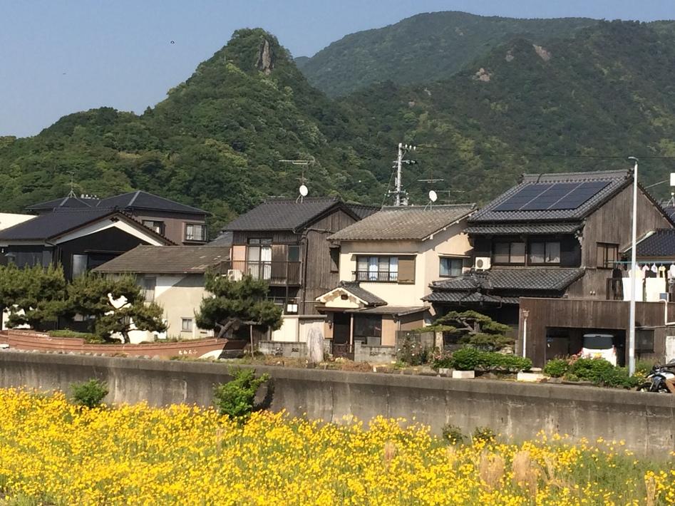 由並城
